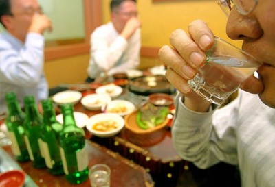 과음은 개인의 건강뿐만 아니라 사회적 문제를 야기하기 때문에 많은 나라가 저위험 음주량을 제시하고 있다. 최근 한국건강증진재단도 ‘저위험 음주 가이드라인’을 만들어 배포했지만 세계보건기구(WHO) 기준을 바탕으로 만들었기 때문에 한국 사람의 체질이 제대로 반영되지 못했다는 지적도 많다. - 동아일보DB 제공